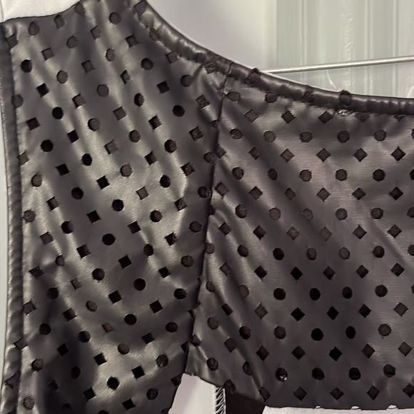 SANS SOUCI Large Sleeveless White Black Top Polyester Dressy Office Casual - Picture 8 of 9